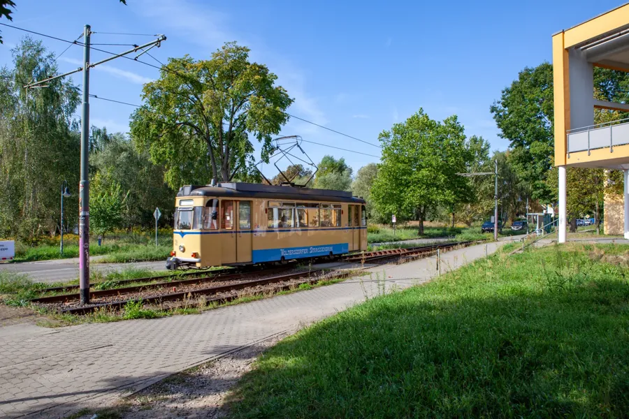 Woltersdorfer Straßenbahn in grüner Umgebung